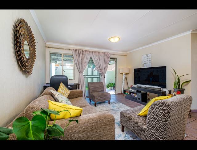 2 BEDROOM TOWNHOUSE FOR SALE IN SUNDOWNER